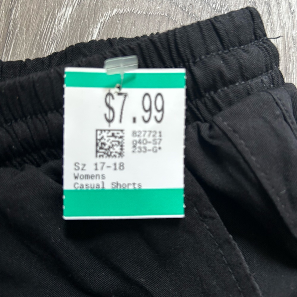 Simple black shorts - Picture 3 of 3